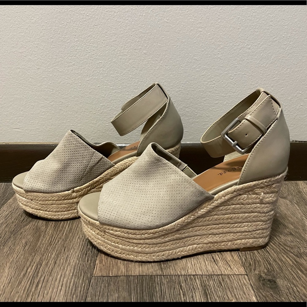 Grey and brown wedge
